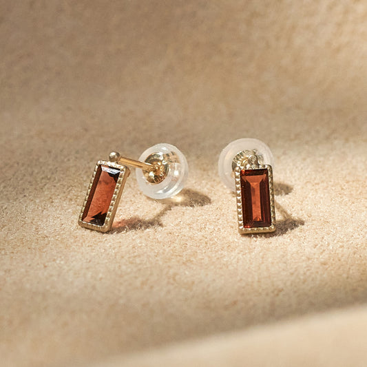 K10 つや消し スクエア ピアス - ➁(ガーネット)