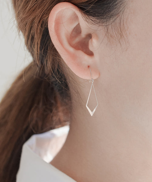 K10 ひし形 フックピアス(ホワイト)