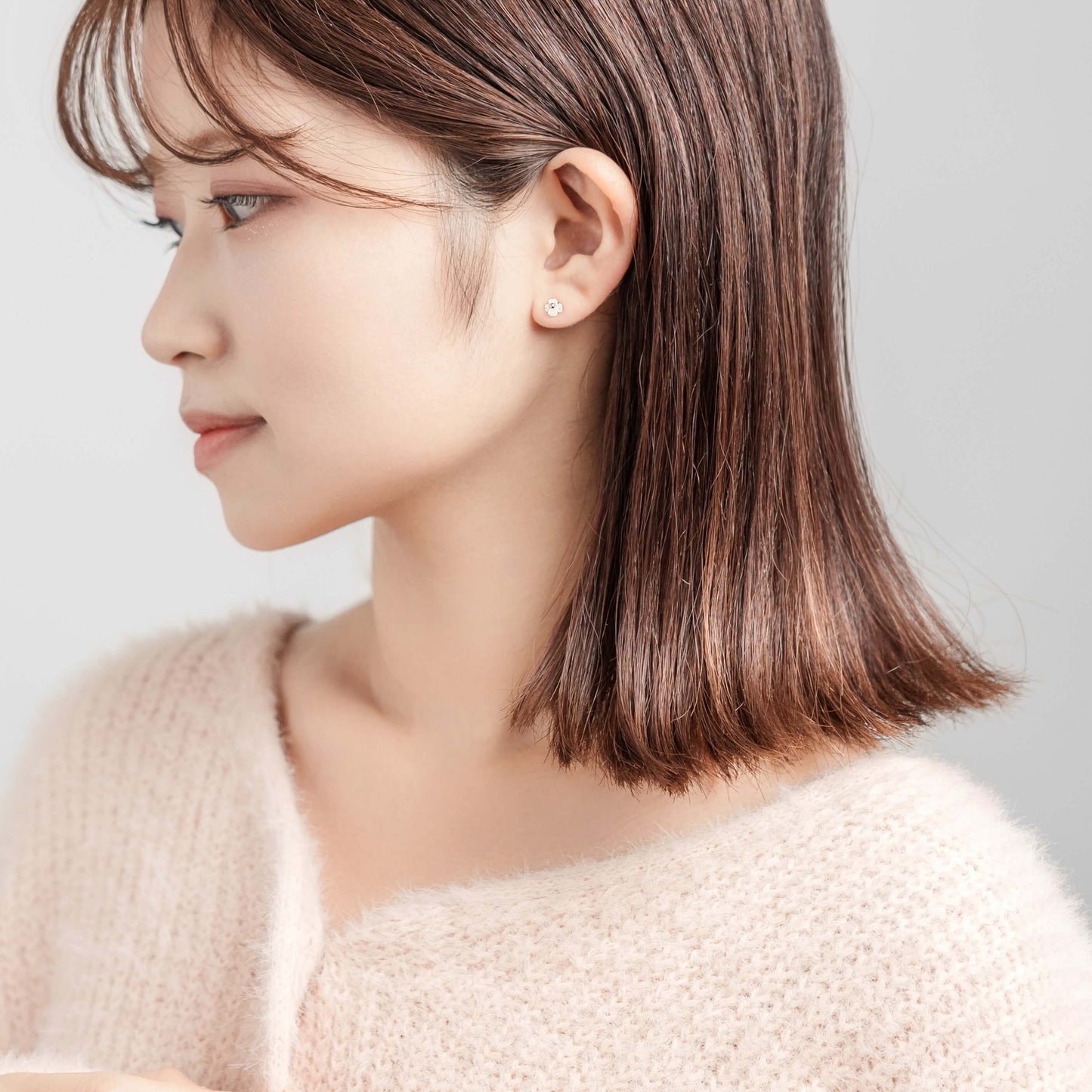 K10 フラワーシェル スタッドピアス(ヒイラギ)