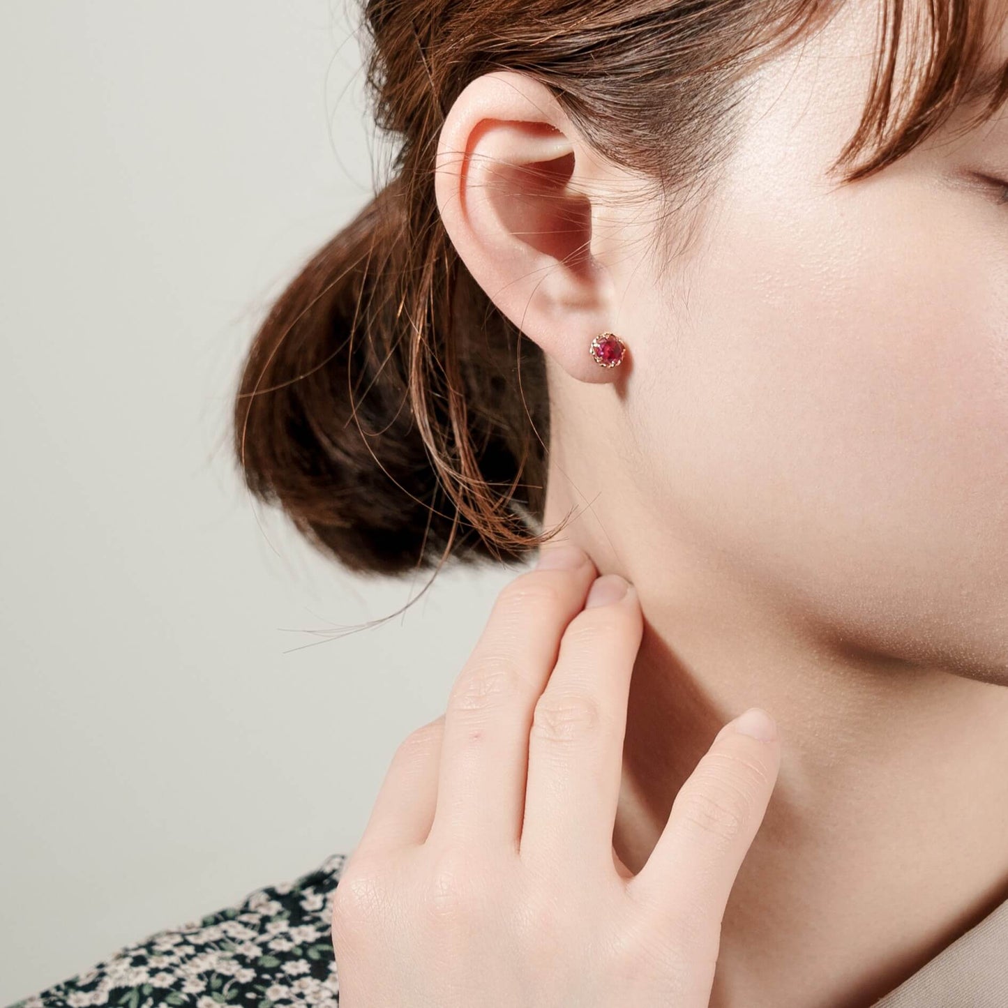 K10 シンセチック ルビー スタッドピアス