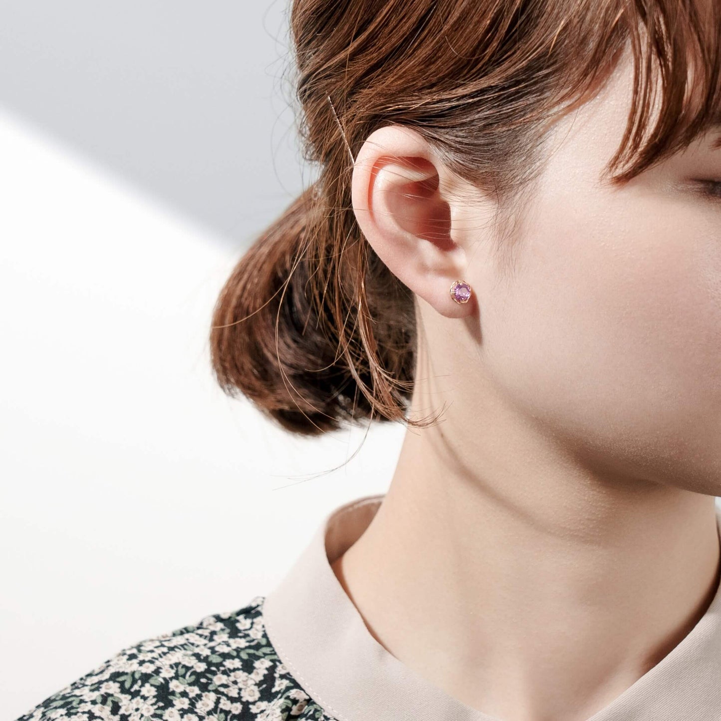 K10 シンセチック ピンクルビー スタッドピアス
