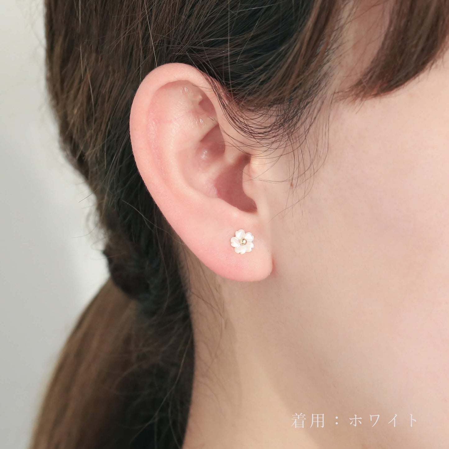 K10 フラワーシェル スタッドピアス(ホワイト)