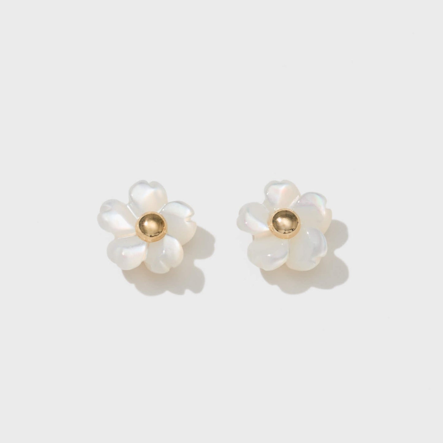 K10 フラワーシェル スタッドピアス(ホワイト)