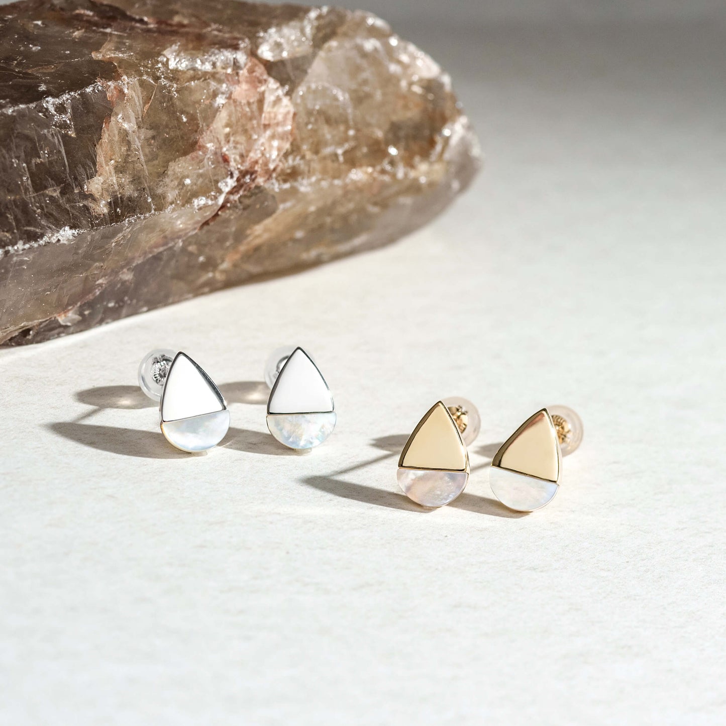 K10 ホワイトシェル スタッドピアス(ツユ:YG)