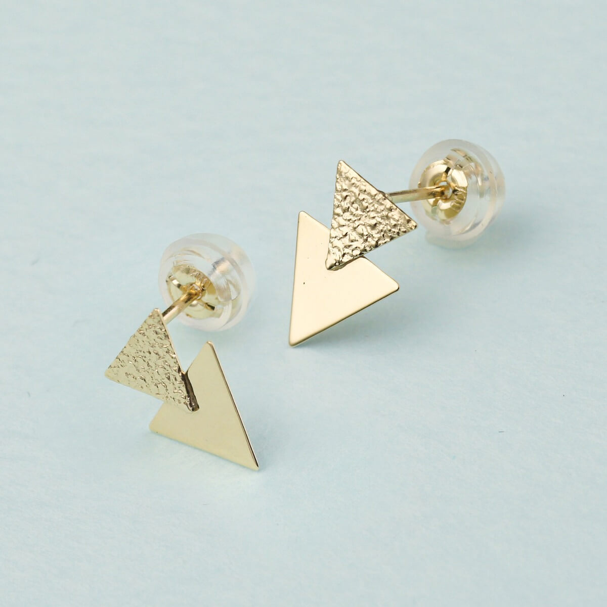 K10 モチーフ スタッドピアス(トライアングル)