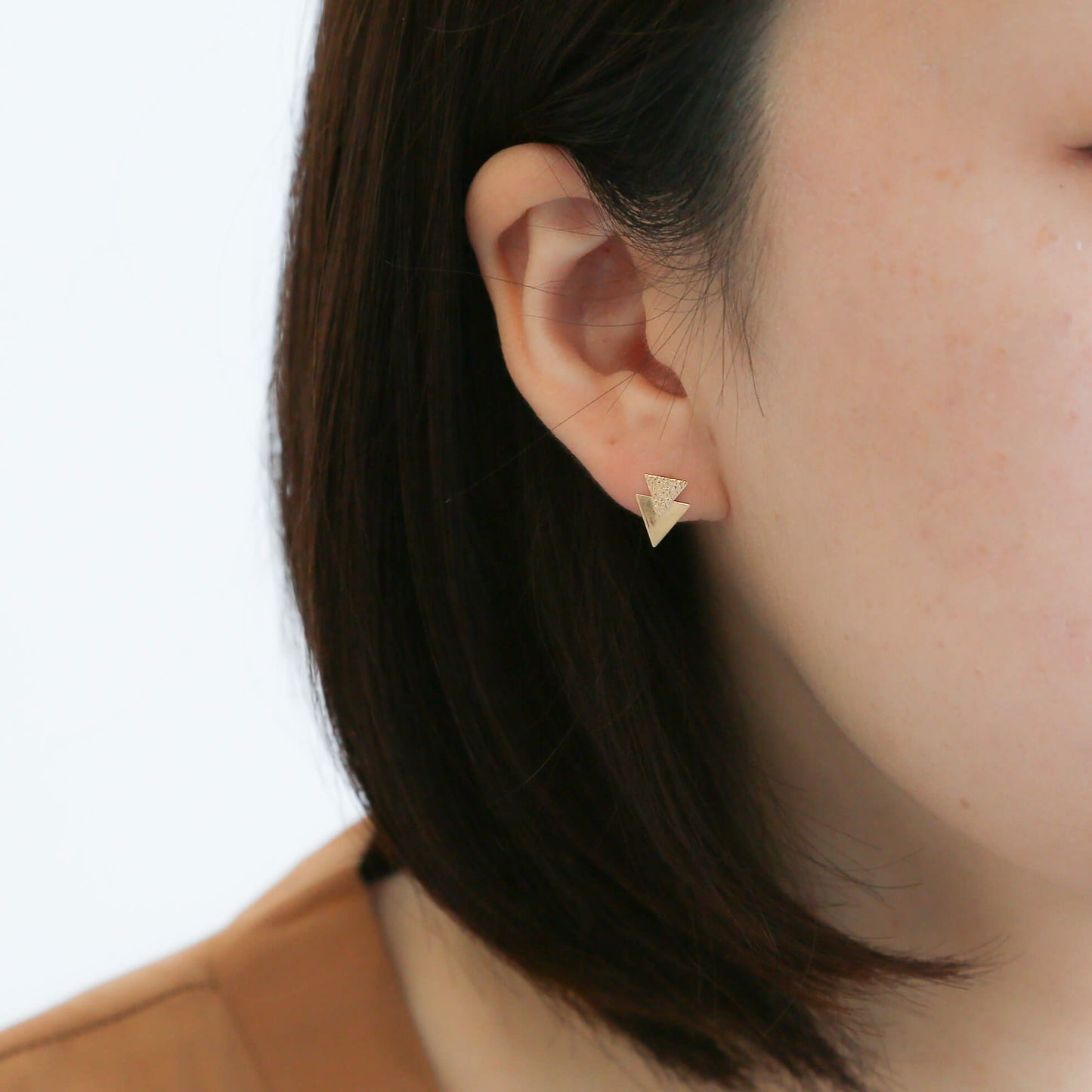 K10 モチーフ スタッドピアス(トライアングル)