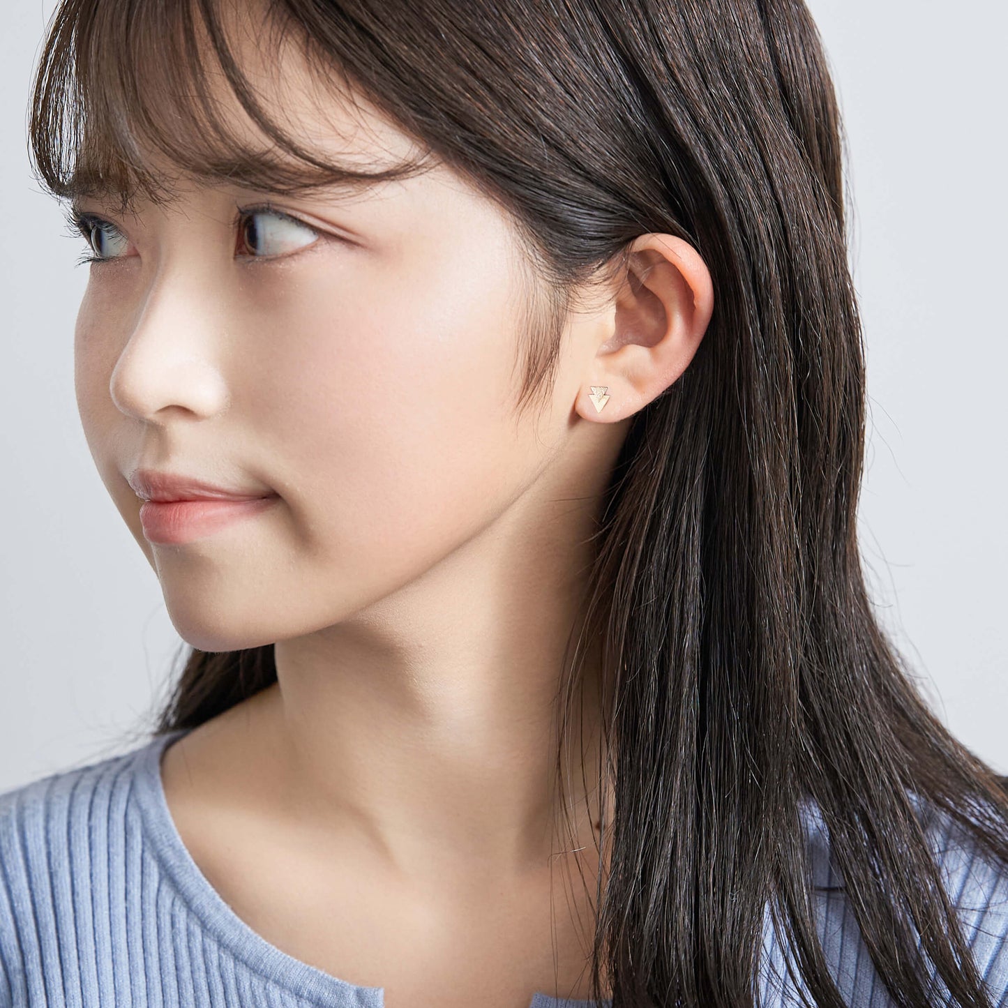 K10 モチーフ スタッドピアス(トライアングル)