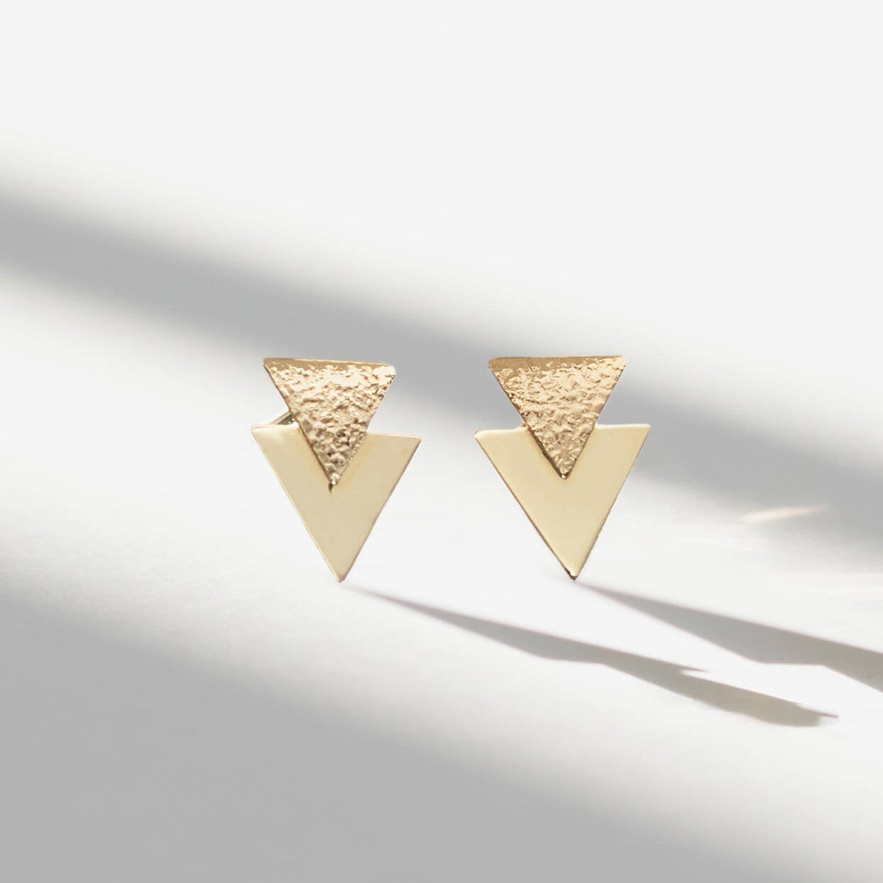 K10 モチーフ スタッドピアス(トライアングル)