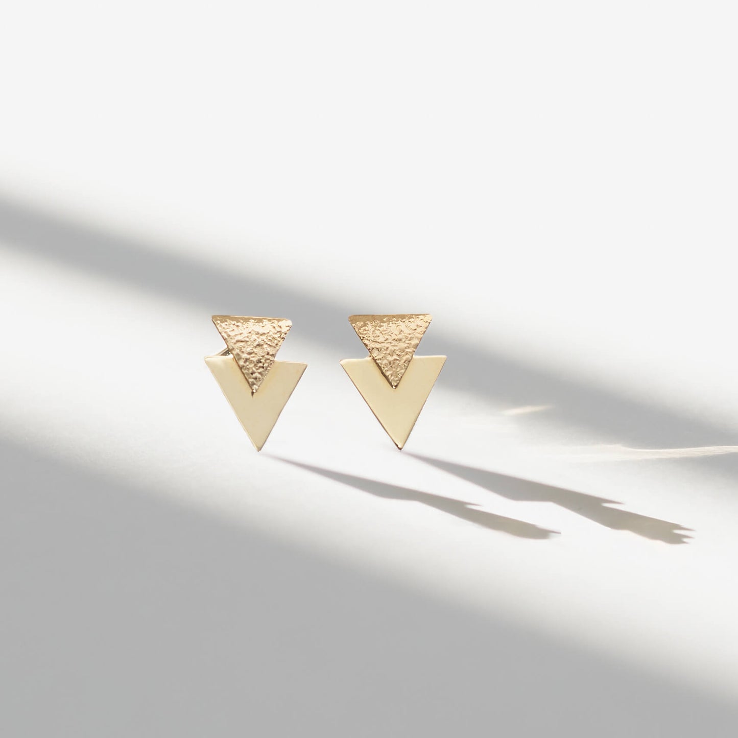 K10 モチーフ スタッドピアス(トライアングル)