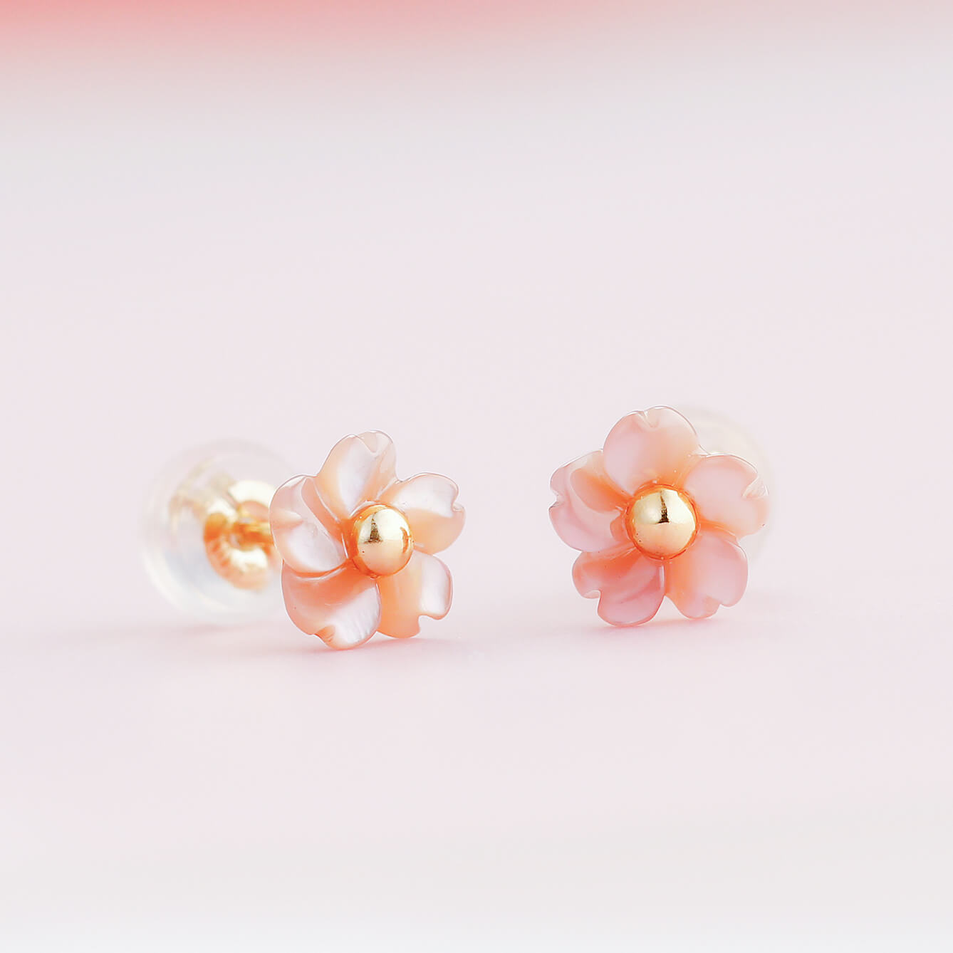 K10 フラワーシェル スタッドピアス(ピンク)