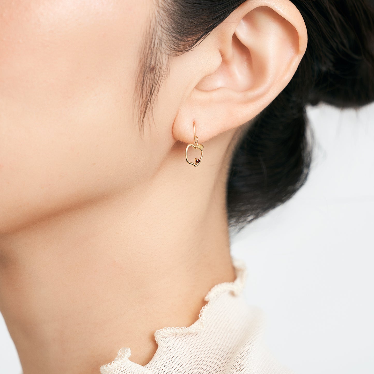 K10 リンゴモチーフ フックピアス