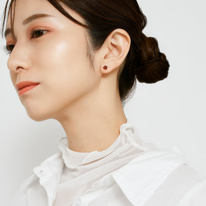 K10 星 スタッドピアス（ガーネット）