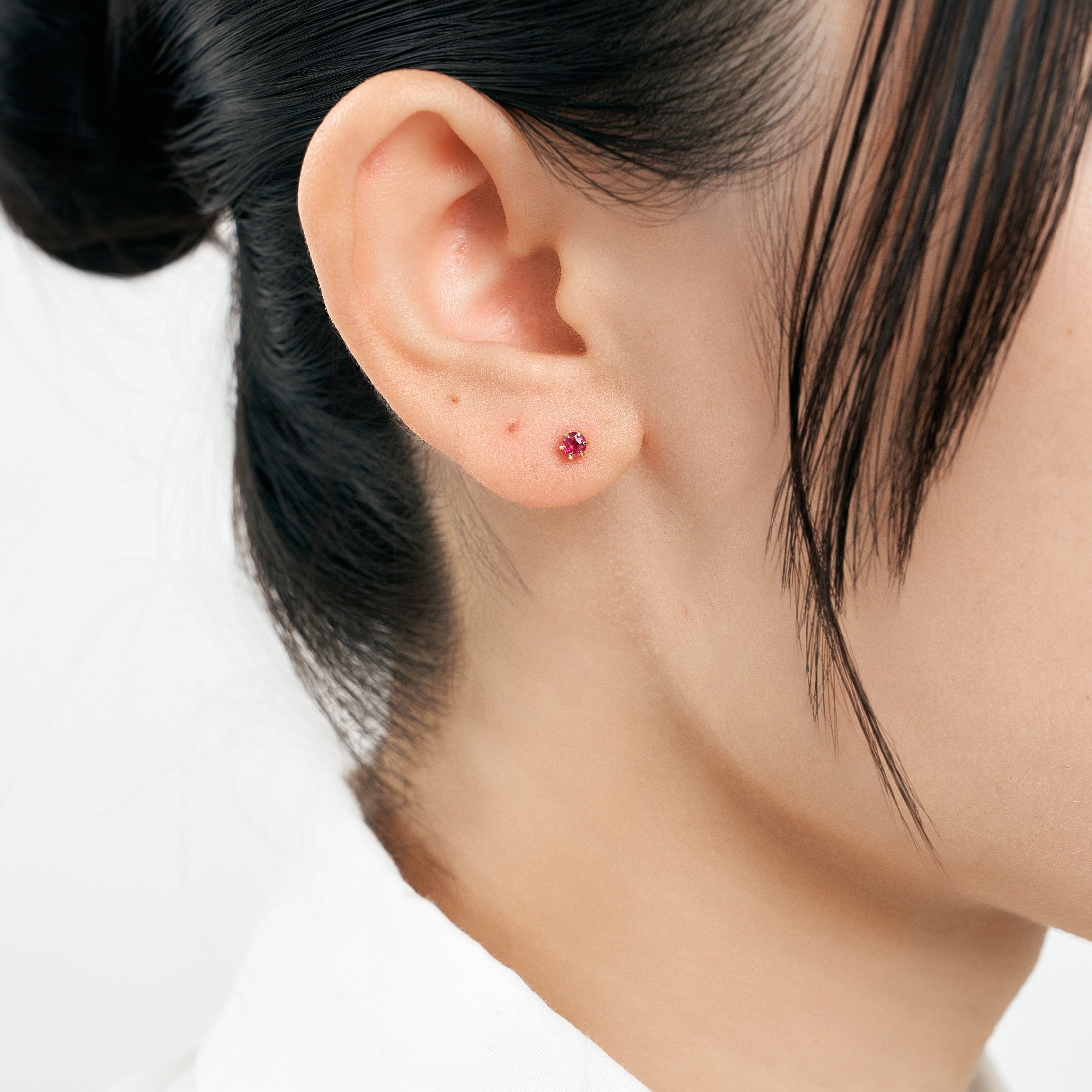 K18 爪留め 誕生石 スタッドピアス 3mm(7月:ルビー)- me K18 爪留め 誕生石 スタッドピアス 3mm(7月:ルビー)- me