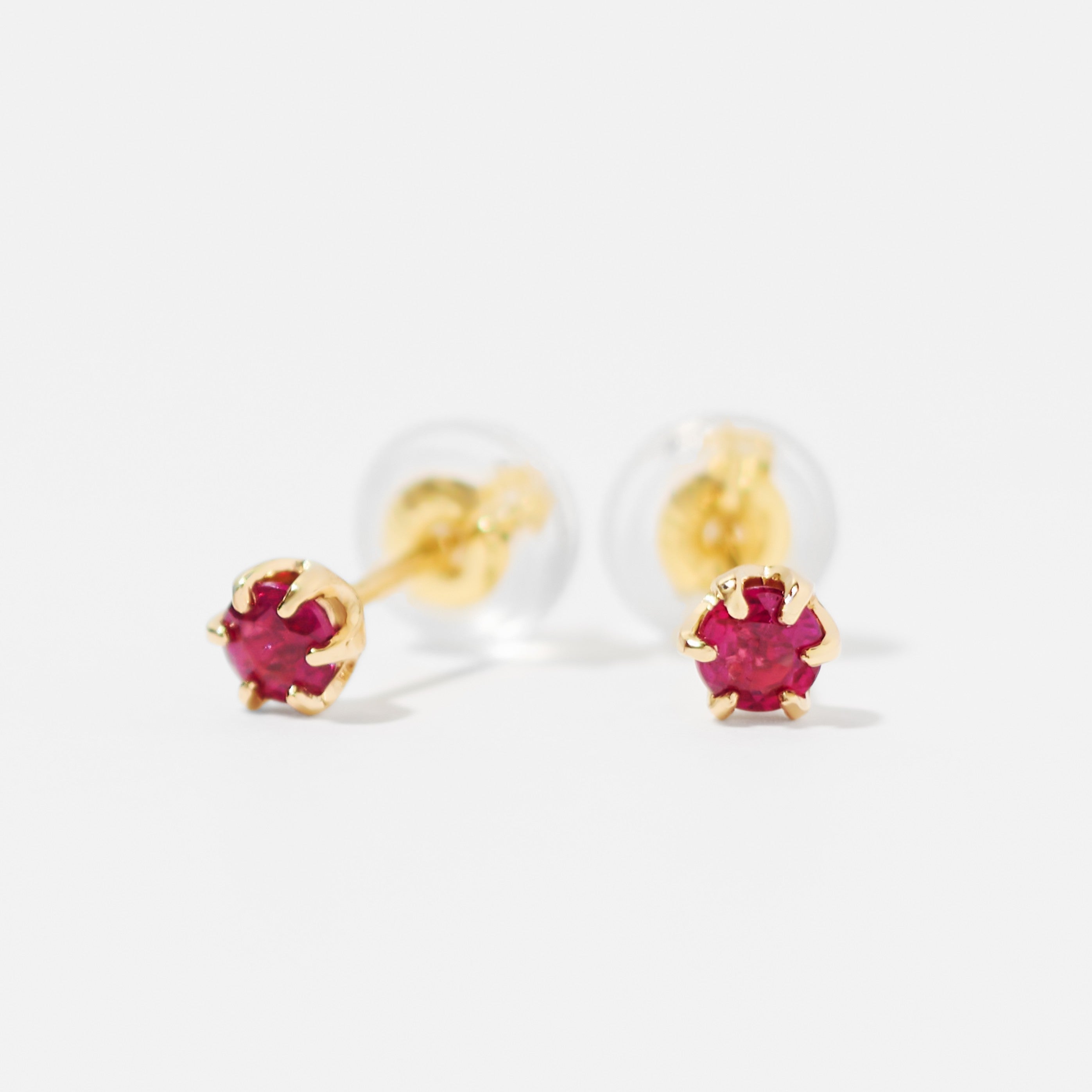 K18 爪留め 誕生石 スタッドピアス 3mm(7月:ルビー)- me K18 爪留め 誕生石 スタッドピアス 3mm(7月:ルビー)- me