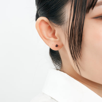 K18 誕生石スタッドピアス  4mm （1月：ガーネット）