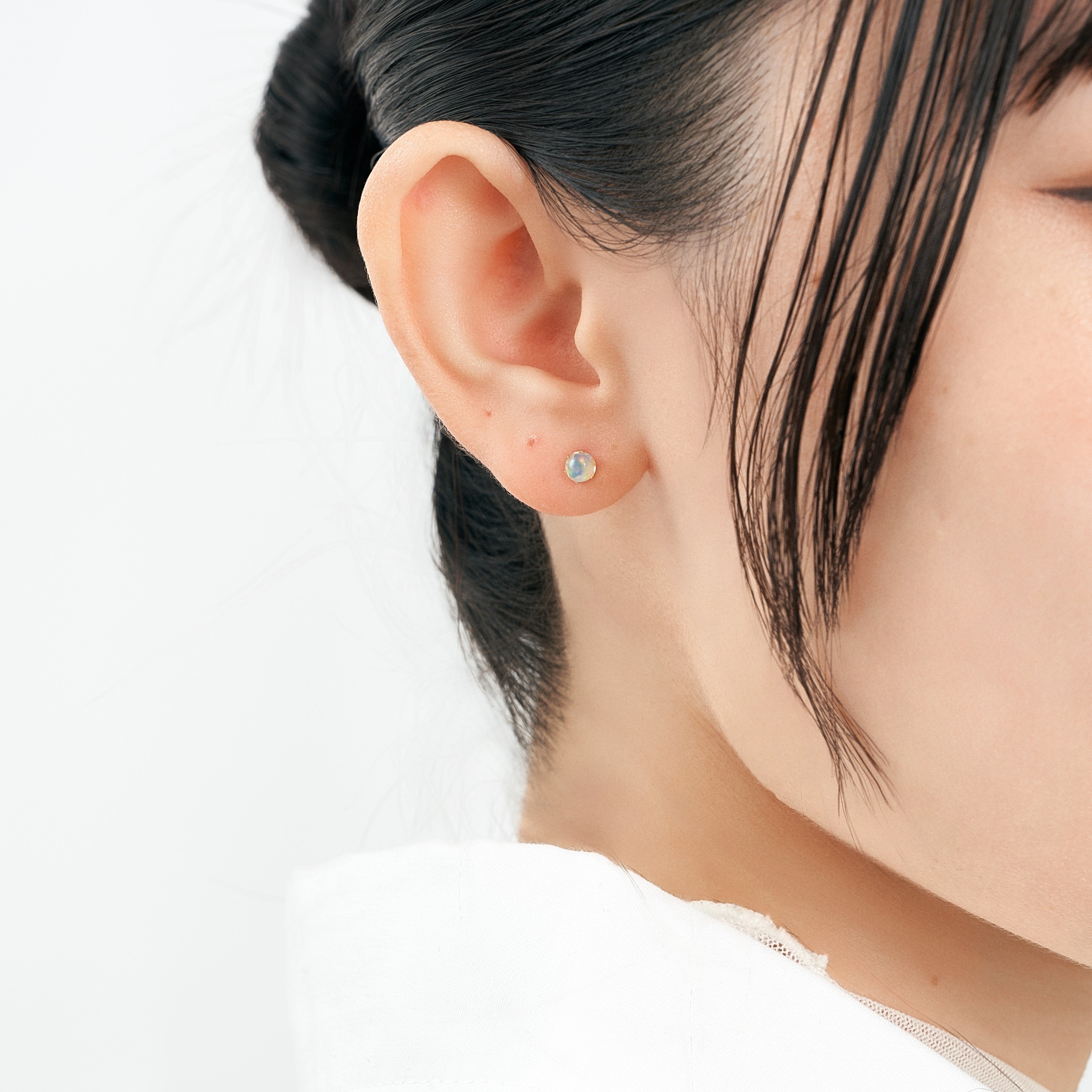 K18 黒色真珠 スタッドピアス K18 爪留め 誕生石 スタッドピアス 4mm（10月：オパール）- me