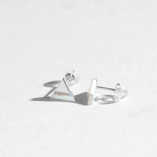 K10 ホワイトシェル スタッドピアス（△：WG）